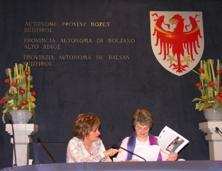 Paola Mazzini (a sinistra), assieme a Luisa Gnecchi, Assessora alla scuola in lingua italiana della provincia di Bolzano